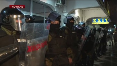 Protest ispred prostorija SNS u Novom Sadu: Žandarmerija potiskuje građane (VIDEO)
