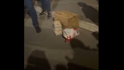 Neverovatno: Inspektori na protestu čuvali kutiju sa jajima (VIDEO)