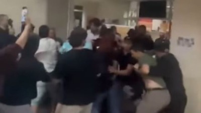 Policija s batinašima upala na Državni univerzitet u Novom Pazaru i izbacila studente (VIDEO)