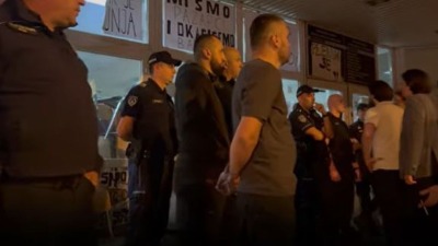 Novopazarski studenti: Upali s fantomkama, devojke su čupali i udarali, policija stajala ispred i nije reagovala (VIDEO)