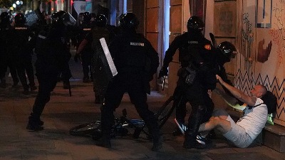 Da li su ovo batinaši ili pripadnici MUP: Kod Pravnog fakulteta policajac obara biciklistu, pa ga tuče dok je na zemlji (VIDEO)