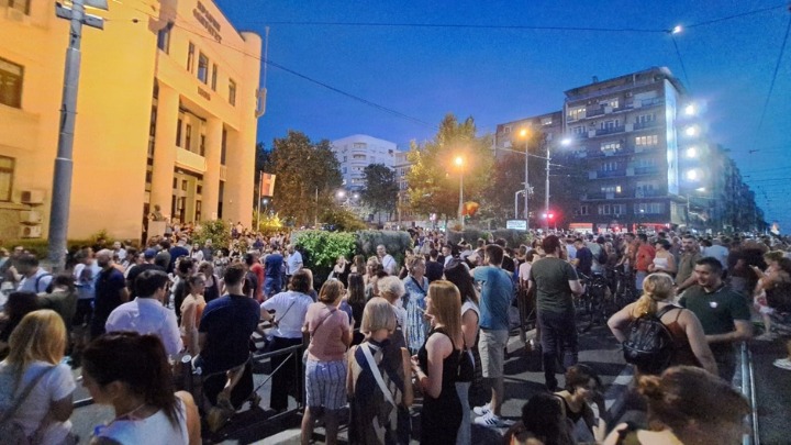 Obustavljen tramvajski i trolejbuski saobraćaj u Beogradu: Protest ispred Pravnog fakulteta, incident u Kumanovskoj ulici(FOTO/VIDEO)