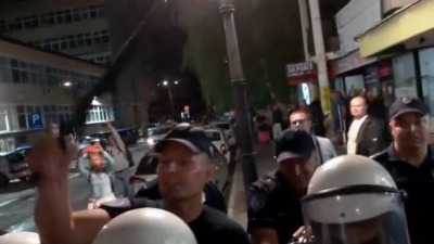 Policajci tukli pendrekom kamermana TV Nova