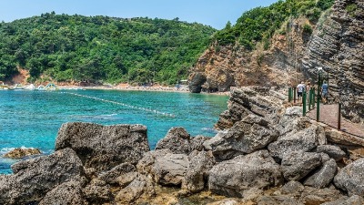 Za ovu plažu kažu da je najlepša u CG: Pogledajte cene ležaljki