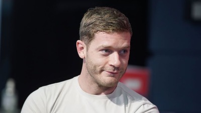 SKINUO SE Aleksandar Radojičić i žene su u transu! Glumac pokazao izvajano telo i isklesane trbušnjake (FOTO)