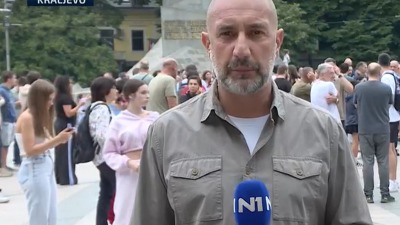 NAPETO u Kraljevu: Protest u centru, naprednjaci se okupili ispred prostorija SNS (VIDEO)