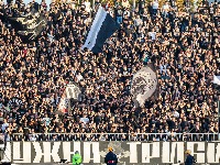 Haos u Nišu: Mladi navijači Radničkog napali Grobare, letele i kamenice, pa usledila jurnjava po ulicama (VIDEO)