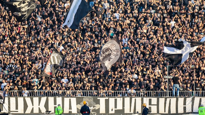 Haos u Nišu: Mladi navijači Radničkog napali Grobare, letele i kamenice, pa usledila jurnjava po ulicama (VIDEO)