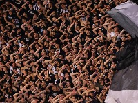 Navijač upalio tamjan na meču Partizan - Monako (VIDEO)