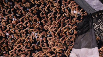 Navijač upalio tamjan na meču Partizan - Monako (VIDEO)