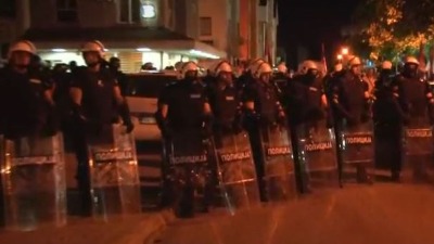 NAPETO U ŠAPCU Susret građana i SNS-ovaca, razdvaja ih policija (VIDEO)
