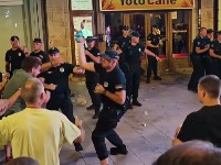 NAPETO U ČAČKU Građani ispred SNS - lete jaja i limenke, intervenisala policija (VIDEO)