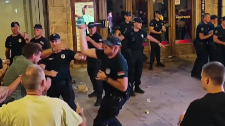 NAPETO U ČAČKU Građani ispred SNS - lete jaja i limenke, intervenisala policija (VIDEO)