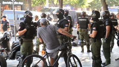 (UŽIVO) TOTALNA BLOKADA Muškarac preti čekićem na Zvezdari, vozilo privatne bolnice nasilno probilo blokadu (FOTO/VIDEO)
