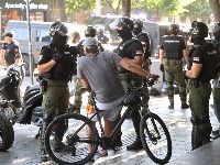 "Ja bih ga odmah privela": Viralni snimak ZGODNOG STUDENTA U BLOKADI kom policajac piše kaznu zaludeo žene (VIDEO) 