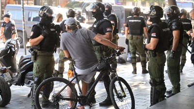 "Ja bih ga odmah privela": Viralni snimak ZGODNOG STUDENTA U BLOKADI kom policajac piše kaznu zaludeo žene (VIDEO) 