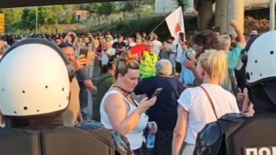 BLOKIRANA naplatna rampa: Građani IGRAJU KOLO nasred auto-puta (VIDEO)