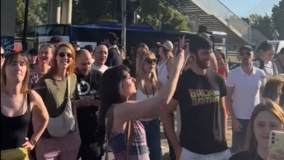 HIT SCENE KOD ADE Policija potisnula građane, a vozači ih ispalili (VIDEO)