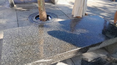 Muškarci u odelima Gradske čistoće PREMAZALI ULJEM klupe na Trgu republike (FOTO)