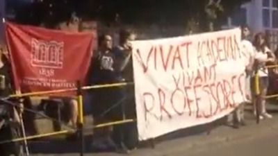 Studenti Filozofskog u blokadi: Priveden profesor na Savskom vencu (VIDEO)