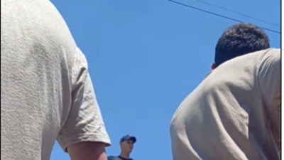 Ne dozvoljavaju im ni da izađu na trotoar: Interventa policija blokira građane Užica da odu na protest! (VIDEO)
