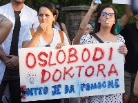 "Pustite Vladu, uhapsite Vučića": Skup podrške uhapšenom anesteziologu