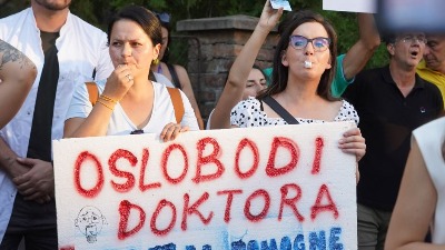 "Pustite Vladu, uhapsite Vučića": Skup podrške uhapšenom anesteziologu