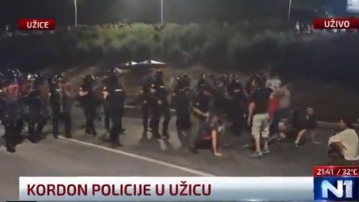 Užičani probili kordon, a onda je policija krenula ka građanima i potisnula ih sa magistrale (VIDEO)
