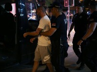 "Ne štitimo njih, NEGO PROSTORIJE": Policajac ovo priznao Nišliji, bez odgovora imaju li SNS-ovci motke (VIDEO)