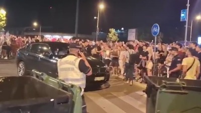 Pokušaj probijanja blokade u NS : Vozač BMW-a se zaleteo u blokadu i oborio biciklistu!