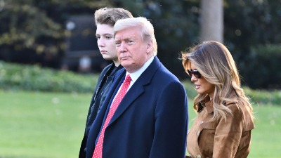 Hitno se oglasila Bela kuća: Helikopter u kom su bili Tramp i Melanija prinudno sleteo