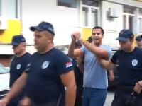 Užice na nogama zbog advokata Novakovića: Sprovode ga sa lisicama, okupljeni uzvikuju njegovo ime (VIDEO)