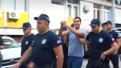 Užice na nogama zbog advokata Novakovića: Sprovode ga sa lisicama, okupljeni uzvikuju njegovo ime (VIDEO)