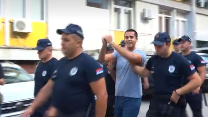 Užice na nogama zbog advokata Novakovića: Sprovode ga sa lisicama, okupljeni uzvikuju njegovo ime (VIDEO)