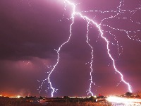 Zašto munja uvek dolazi pre groma i KAKO PROCENITI da nam se GRMLJAVINA PRIBLIŽAVA?