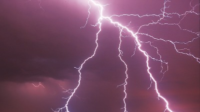 Zašto munja uvek dolazi pre groma i KAKO PROCENITI da nam se GRMLJAVINA PRIBLIŽAVA?