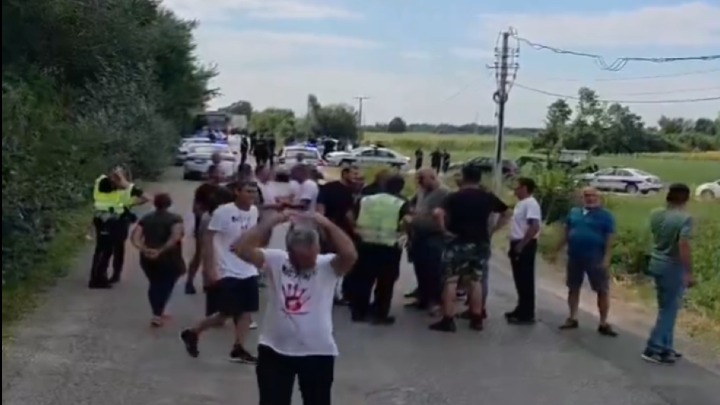 Počela i policija da blokira puteve... (VIDEO)