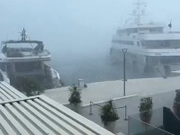 OLUJA POHARALA SPLIT Trajekt u Splitu udario u dva broda, jedan POTONUO