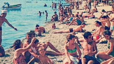 Izbledela fotografija sa plaže iz bivše Jugoslavije na kojoj su svi uočili istu stvar: "Nikada više neće biti tako" 