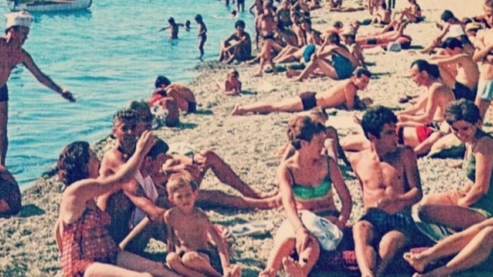 Izbledela fotografija sa plaže iz bivše Jugoslavije na kojoj su svi uočili istu stvar: "Nikada više neće biti tako" 