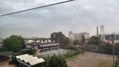 Oblaci PROGUTALI BEOGRAD: Posle jake oluje sunčana pauza, a onda opet red pljuskova i grmljavine (VIDEO)