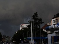 Vetar oborio drvo, povređene žena i devojčica na Detelinari