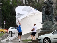 Šatori iz Ćacilenda leteli na sve strane, ko bi bio kriv da su izazvali saobraćajnu nezgodu?