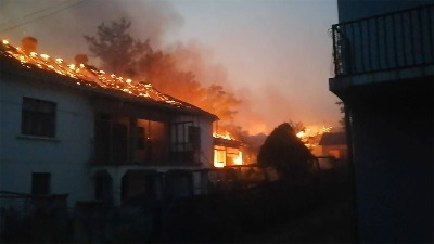 "NIKO NIJE DOŠAO": Meštani RUŠILI KUĆE da bi sprečili širenje vatre - pitaju gde su vatrogasci, Vojska i Žandarmerija