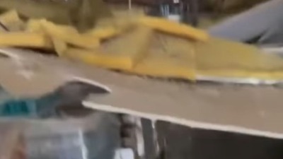 HAOS u Pančevu: Pao plafon u marketu (VIDEO)