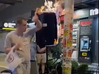 Strahota tokom blokade na Vračaru: Muškarac ZAPALIO ZVUČNIK, polio benzinom i ljude? (VIDEO)