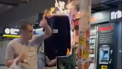 Strahota tokom blokade na Vračaru: Muškarac ZAPALIO ZVUČNIK, polio benzinom i ljude? (VIDEO)