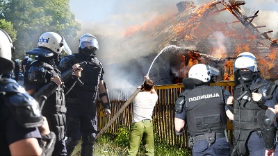 ŽANDARMI POD FANTOMKAMA nisu gasili požar na jugu Srbije: Spasavali su Ćacilend i hapsili narod