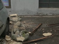 PALA STATUA sa zgrade u Kneza Miloša, odžak u Višegradskoj (FOTO)