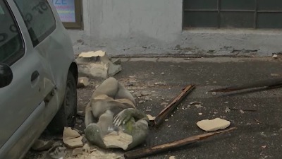 PALA STATUA sa zgrade u Kneza Miloša, odžak u Višegradskoj (FOTO)